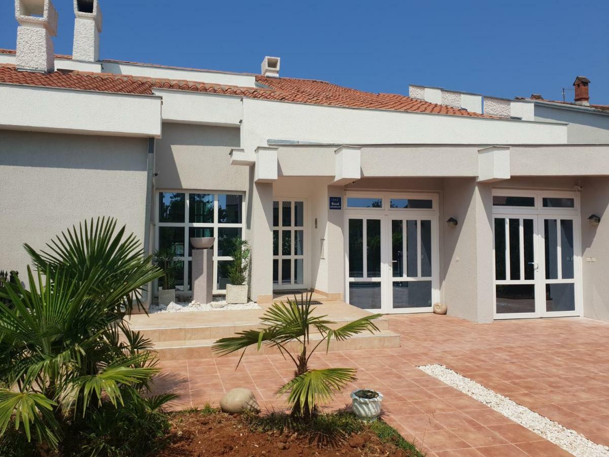 Grey Pearl With Free Ev Ch-Station Apartment Valbandon Exterior photo